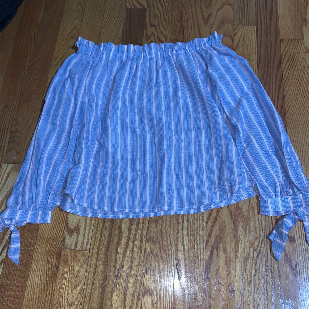 En Creme Blue, White, and Red Off The Shoulder Top